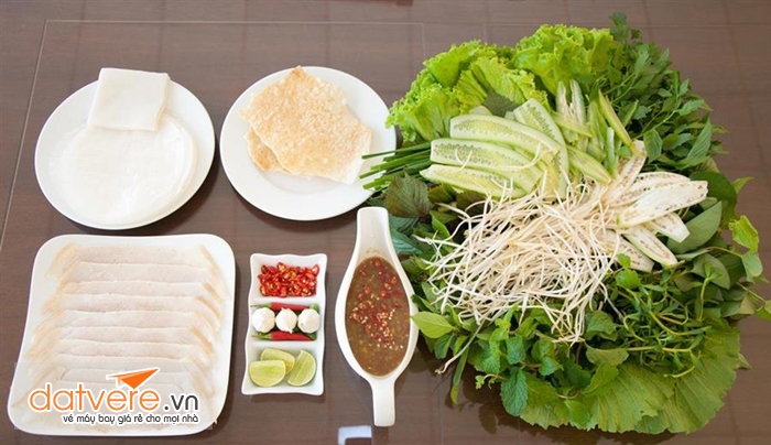 Món ăn ngon khi du lịch tại Đà Nẵng: bánh tráng cuốn thịt heo