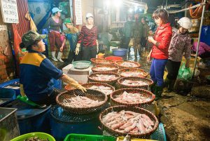 Chợ đêm Long Biên - Hà Nội rất nhộn nhịp