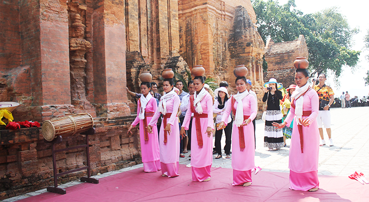 Nhiều lễ hội được người Chăm tổ chức hằng năm ở tháp bà Ponagar