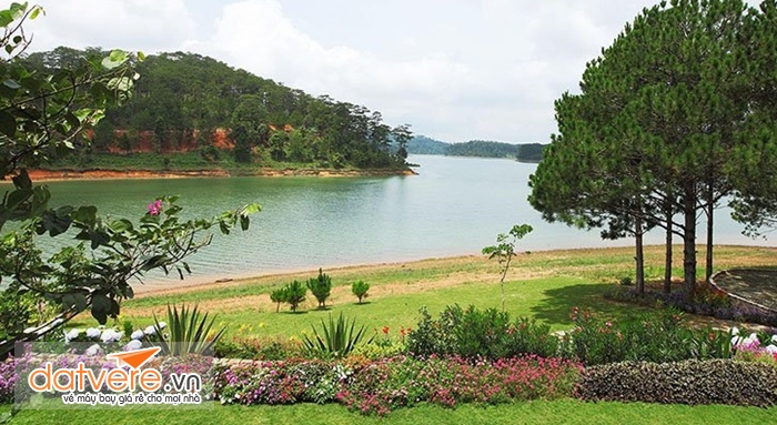 Phong cảnh tuyệt đẹp bên hồ Tuyền Lâm
