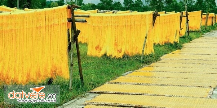màu vàng rực của miến có mặt khắp nơi trong làng