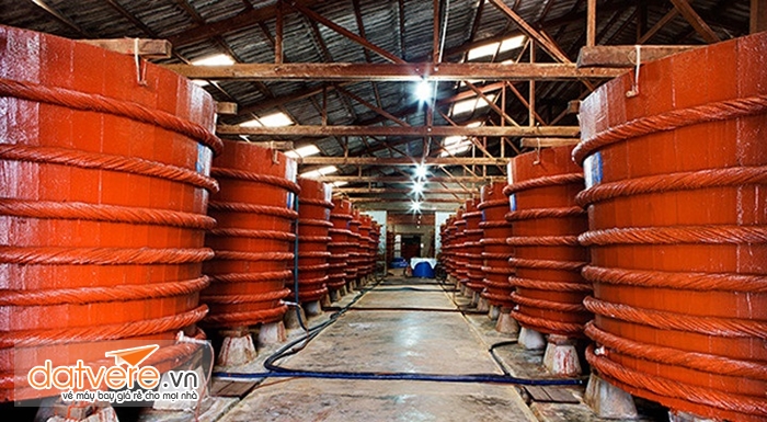 Bên trong một cơ sở sản xuất nước mắm nổi tiếng ở Phú quốc
