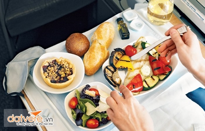 Các loại đồ ăn nên và không nên ăn khi lên máy bay?