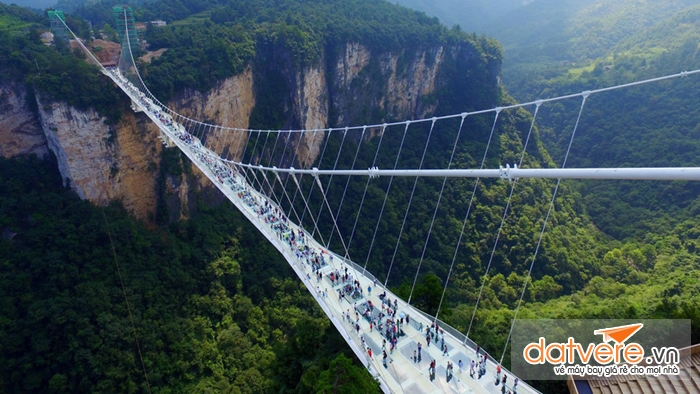 Khai trương cây cầu kính dài nhất thế giới ở Trung Quốc 