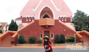Nhà thờ Domaine- Nhà thờ màu hồng siêu dễ thương