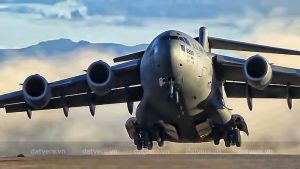 C-17 Globemaster III đang chuẩn bị cất cánh