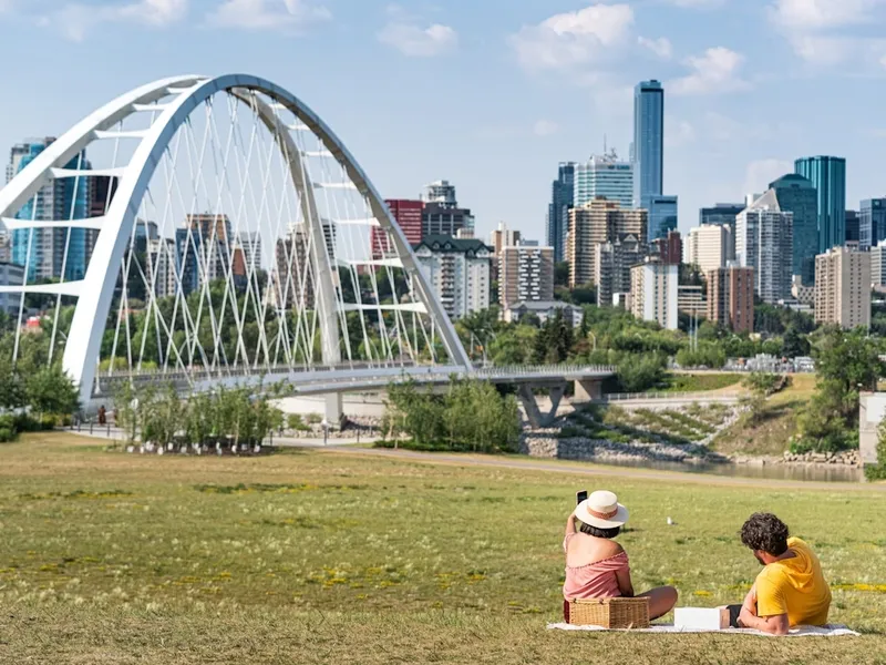 Mua vé máy bay Hồ Chí Minh đi Edmonton tháng nào rẻ nhất