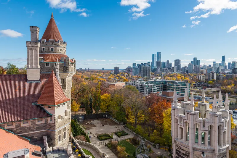 Mua vé máy bay Hồ Chí Minh đi Toronto tháng nào rẻ nhất