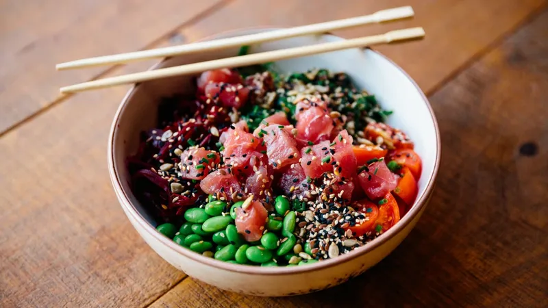 Poke – Món cá sống trộn gia vị ở Honolulu rất được yêu thích