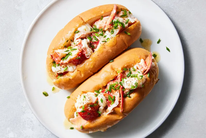 Tôm hùm cuộn (Lobster Roll) - món ăn đặc trưng của Boston vào mùa hè